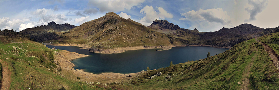 Dal sent. 215 per il Paso di Mezeno bella vista sui Laghi Gemelli